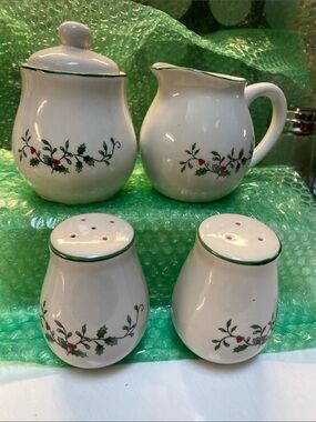 Vintage Royal Seasons Stoneware Christmas Holly & Berries 4-Piece Hostess Set